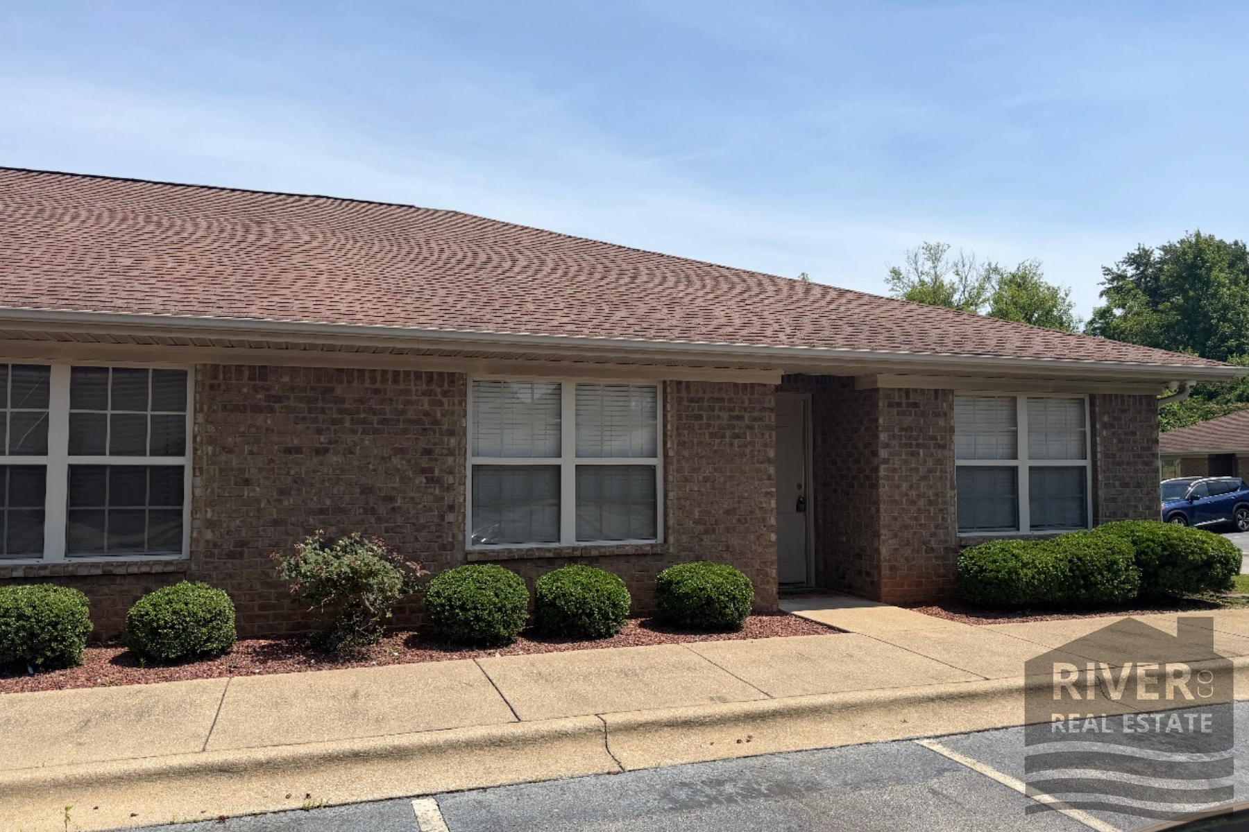 105 Deerbrooke Ln